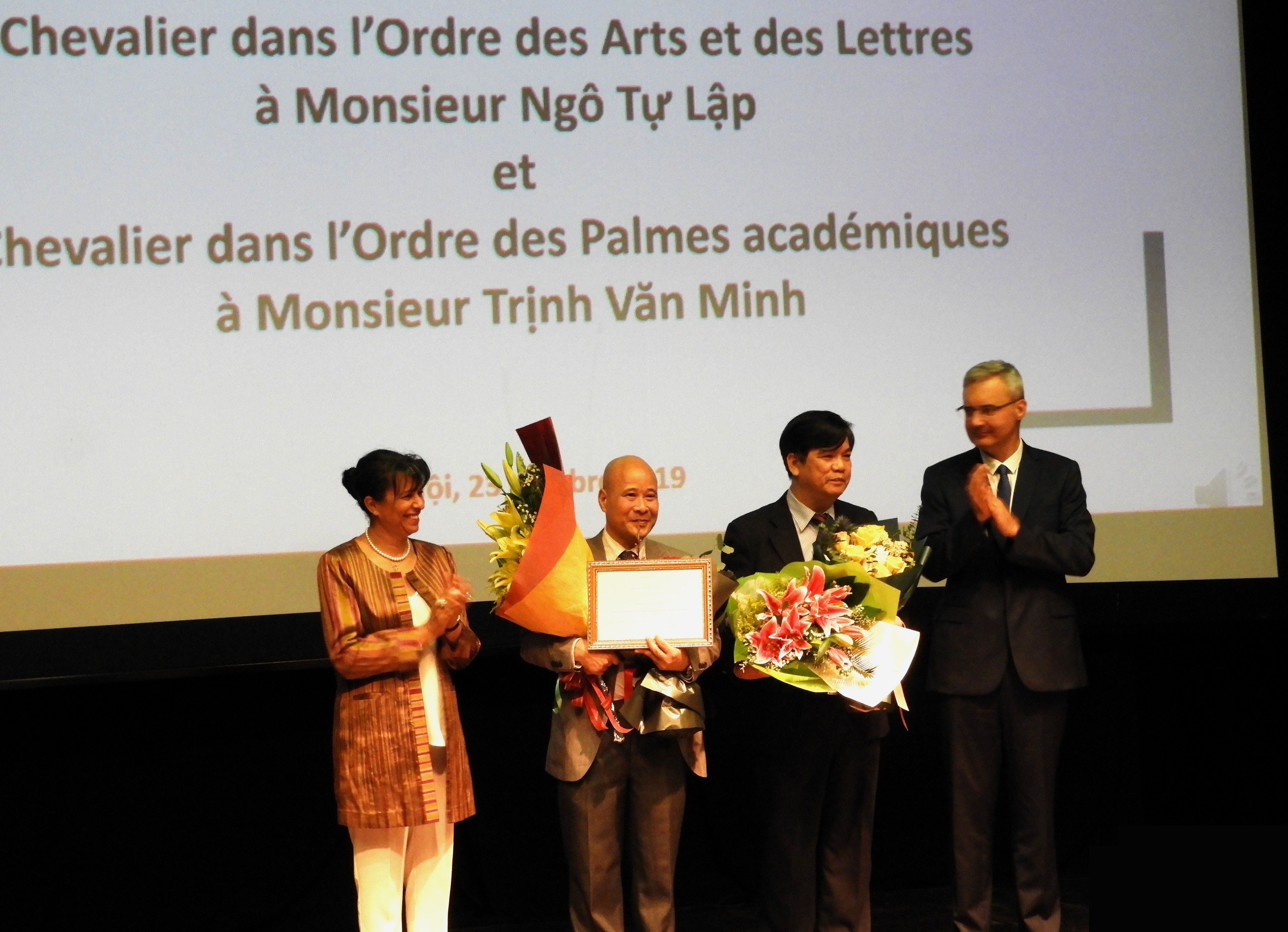 Remise de l’Insigne de Chevalier aux deux Vietnamiens