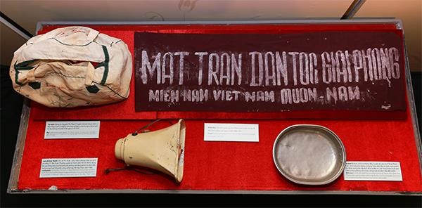 Une exposition honore les femmes vietnamiennes dans la défense nationale et le développement