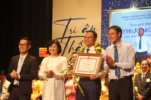 HCM-V 50 enseignants reçoivent le prix Vo Truong Toan 2019
