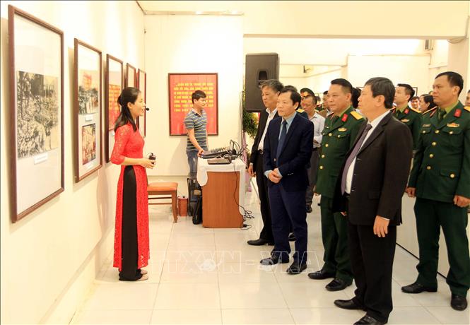 Exposition en l’honneur des 75 ans de l Armée populaire du Vietnam