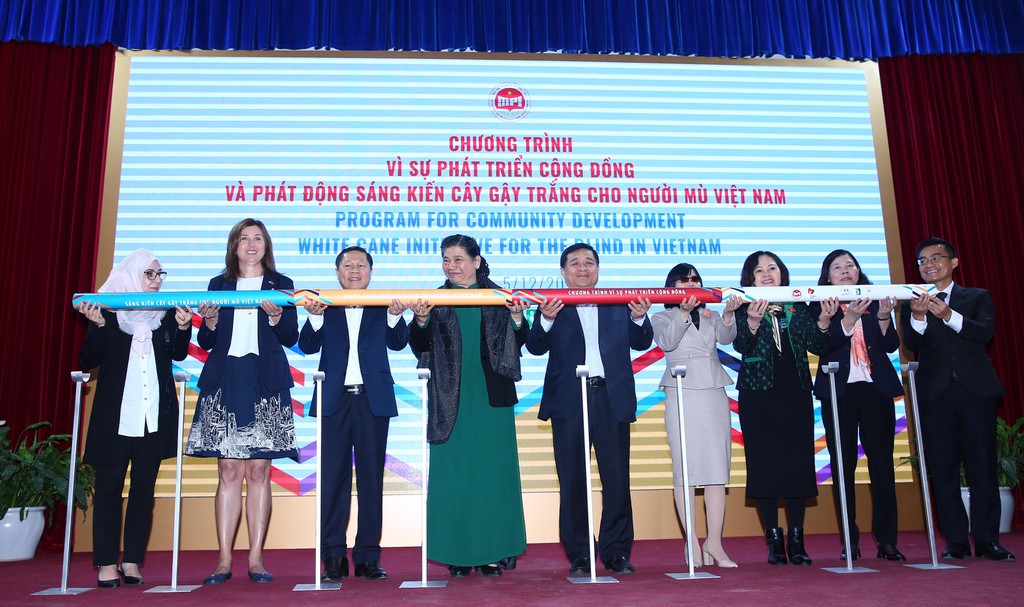 Lancement de l initiative Des cannes blanches pour les malvoyants vietnamiens