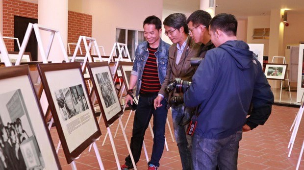 Exposition de photos et de documents sur la promotion des droits de l’homme au Vietnam
