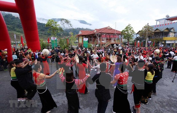 Lai Chau ouverture du 6e Festival de jeu de lancer de balles d’etoffe Vietnam-Laos-Chine