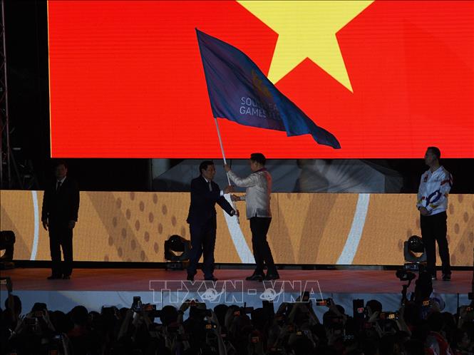 SEA Games 30 Le rideau tombe, le drapeau des SEA Games remis au Vietnam
