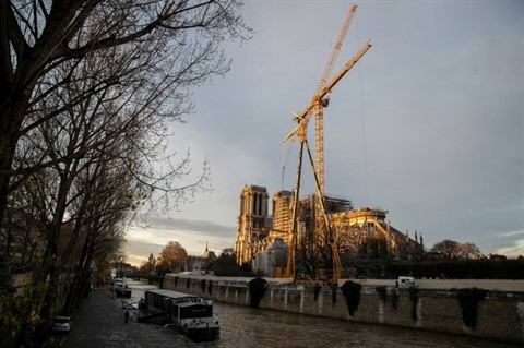 Notre-Dame sans messe de Noël et surmontée d une grue géante
