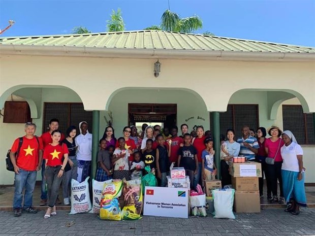 L Association des femmes vietnamiennes en Tanzanie offre des cadeaux aux orphelins
