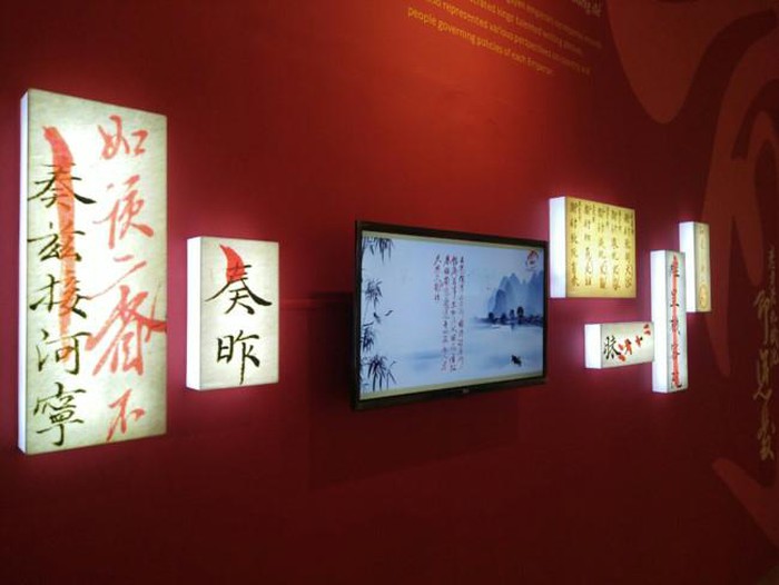 L’art calligraphique des empereurs Nguyên exposé à Hanoï