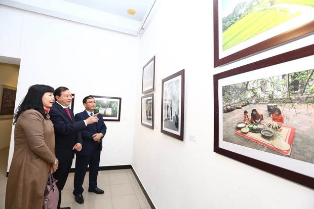90 ans de la fondation du PCV ouverture d une exposition de peinture et de photo à Hanoï