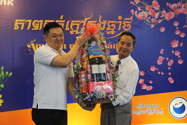 Des cadeaux de Têt à des familles d’origine vietnamienne au Cambodge