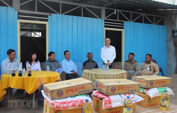 Des familles cambodgiennes d’origine vietnamienne reçoivent de nouvelles maisons