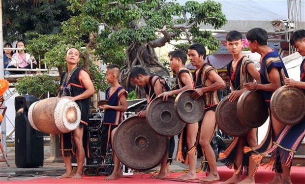 Un programme présente la culture et les coutumes traditionnelles des groupes ethniques