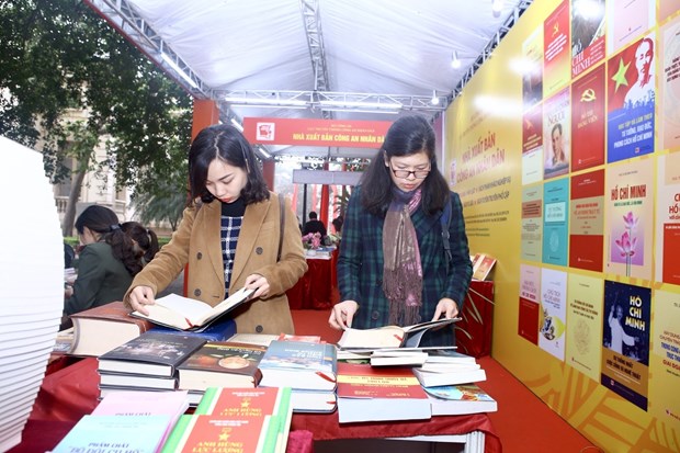 Une exposition de livres à Hanoi marque le 90e anniversaire du Parti