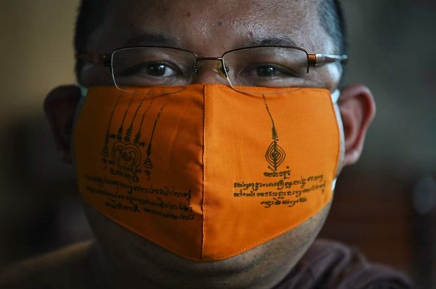 COVID-19  des masques en plastique recyclé fabriqués par des moines thaïlandais