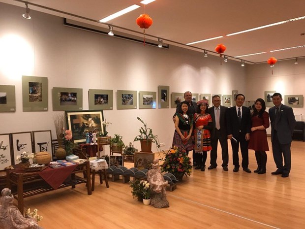 Ouverture d une exposition de photos sur le Vietnam en Hongrie