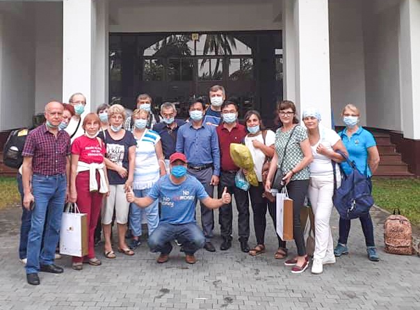 Touriste roumaine en quarantaine au Vietnam  Nous pouvons sentir le sourire, même derrière le masque
