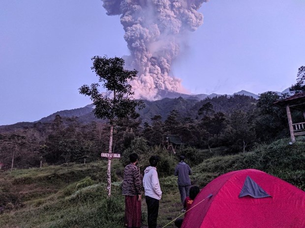 L Indonésie ferme l aéroport après l éruption du volcan Merapi