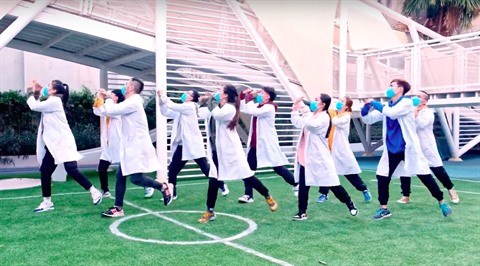 COVID-19 Faire du sport à la maison avec la Danse de la distanciation sociale