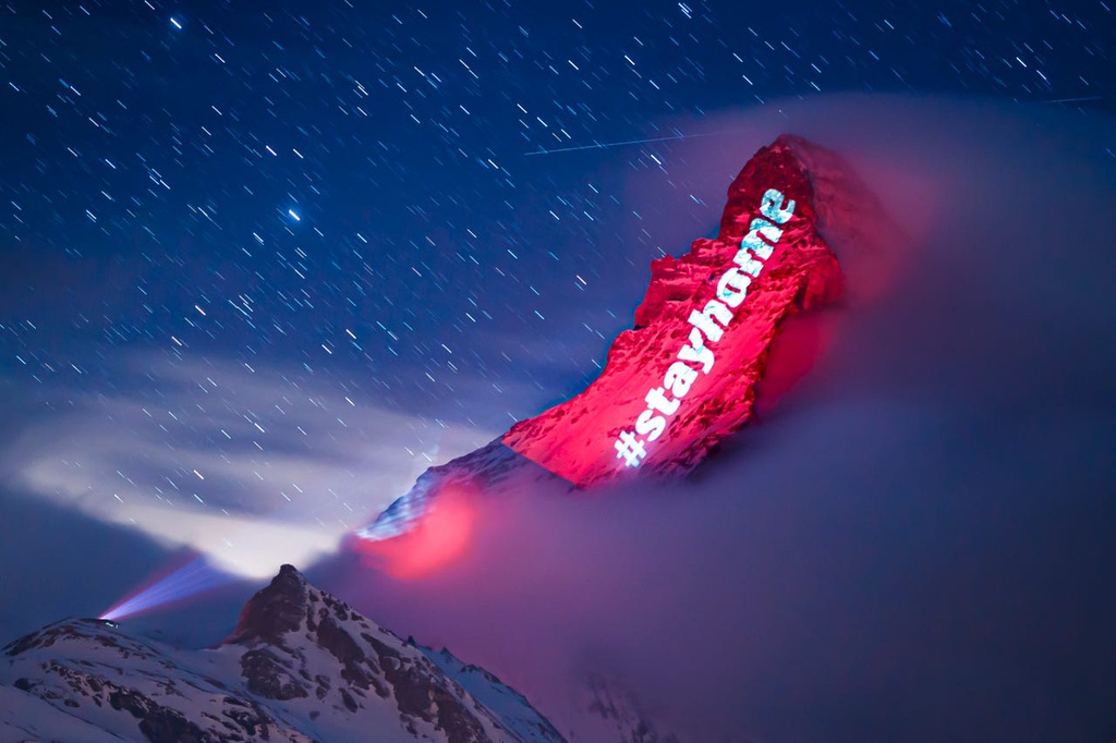 Le message stay home illumine les Alpes