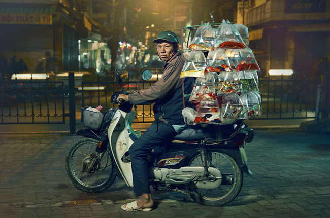 Une photo d’un vendeur à moto de poissons d ornement gagne aux Smithsonian Photo Contest