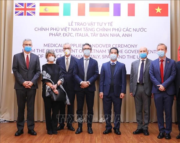 Le Vietnam offre des masques antibactériens à des pays européens