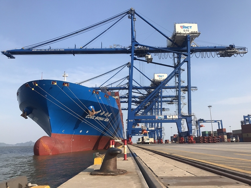 Le port maritime international de Hai Phong accueille un porte-conteneur de 120 000 tonnes