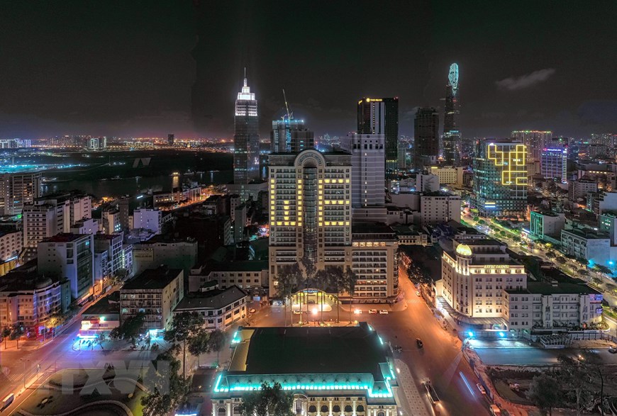 HCM-Ville des bâtiments qui partagent des messages anti-COVID-19