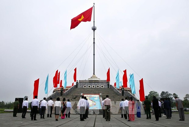 Quang Tri hisse le drapeau de la réunification nationale sur Hiên Luong