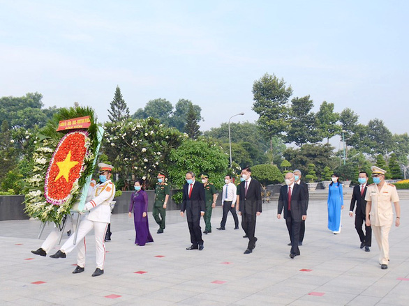 Réunification nationale des dirigeants de HCM-Ville rendent hommage aux morts pour la Patrie