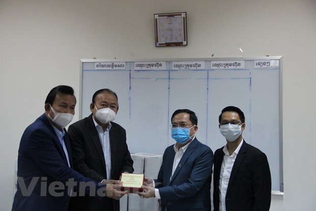 COVID-19 des Vietnamiens au Cambodge et en Russie soutiennent la population des pays d accueil