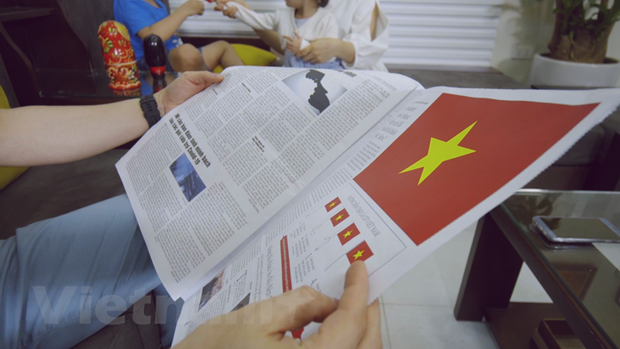 Des journaux impriment un drapeau pour marquer le 45e anniversaire de la réunification du pays