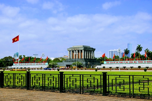 La capitale noyée sous les drapeaux et fleurs en l’honneur du 130e anniversaire de l’Oncle Hô