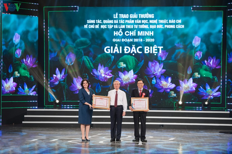Remise des prix d’écriture sur l’exemple moral du président Hô Chi Minh