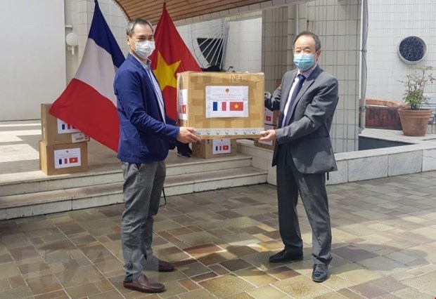 Le Vietnam offre des masques médicaux à des organisations et amis français