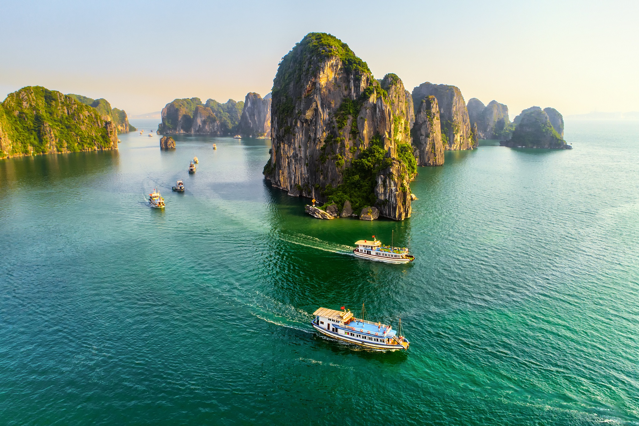 La baie d Halong parmi les destinations ayant la plus belle structure rocheuse du monde