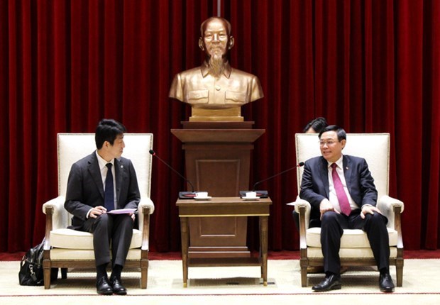 Le secrétaire du Comité du Parti de Hanoi Vuong Dinh Hue reçoit le directeur général d AEONMALL