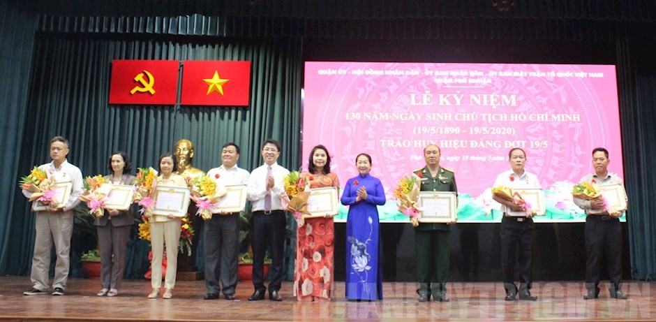 HCM-V 2 420 membres du Parti reçoivent l’Insigne du Parti