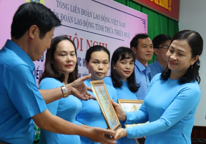 Étudier et suivre l exemple moral du Président Ho Chi Minh des collectifs et individus à l’honneur