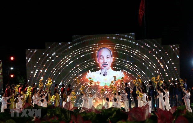 Un pont télévisé célèbre le 130e anniversaire du Président Hô Chi Minh