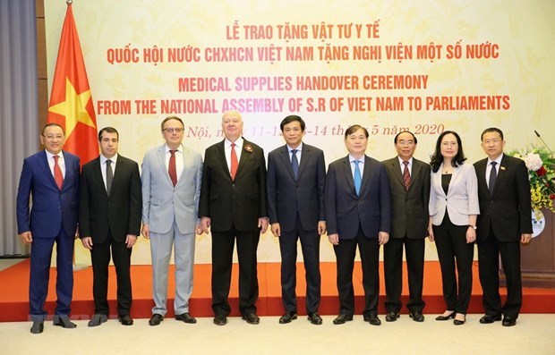L’AN vietnamienne offre des équipemens médicaux à certains parlements étrangers