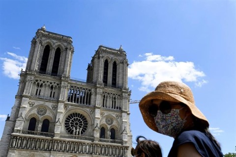 Le parvis de Notre-Dame rouvre, un symbole salué