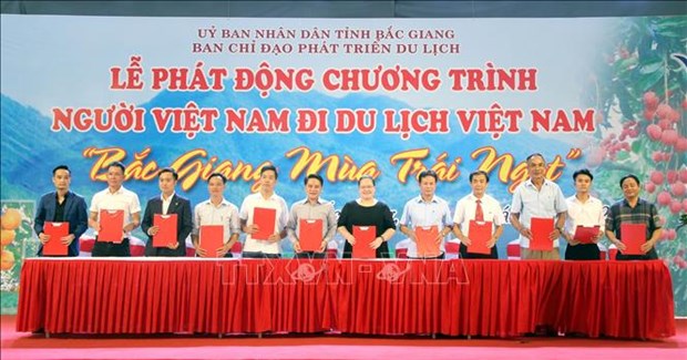 Ouverture du programme Les Vietnamiens voyagent au Vietnam à Bac Giang