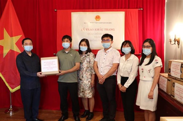 Remise de 50 000 masques faciaux à la communauté vietnamienne au Canada
