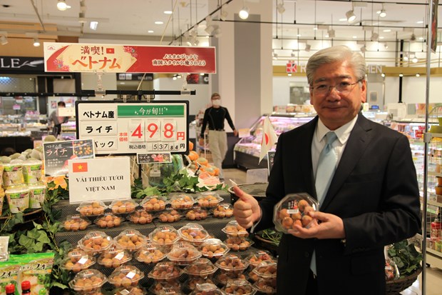 Le directeur régional de AEON pour l’ASEAN apprécie la qualité du litchi «thieu» du Vietnam