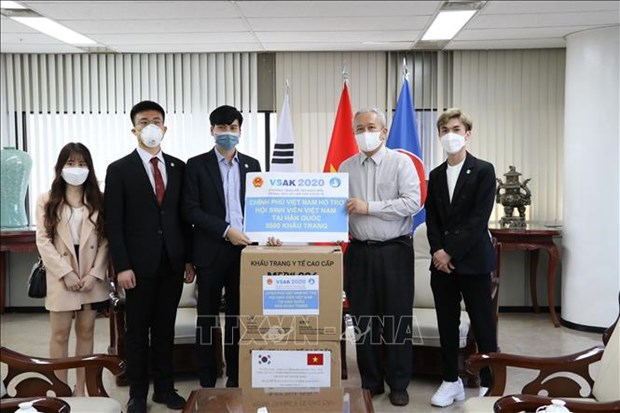Remise de 25 000 masques médicaux à la communauté des Vietnamiens en R de Corée