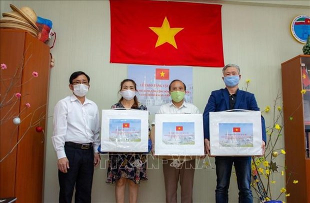 Le gouvernement vietnamien offre des masques médicaux à la communauté vietnamienne en Russie