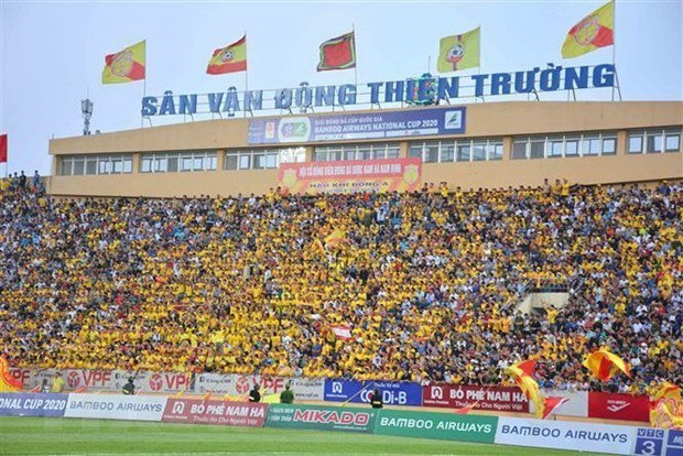 Reuters met en avant la reprise de la ligue de football du Vietnam avec un stade bondé