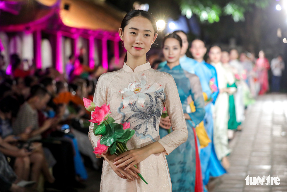 Le public impressionné par le programme Ao dai - Patrimoine culturel vietnamien