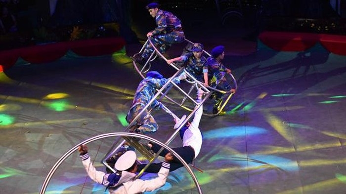 Un programme de cirque en l honneur des forces navales et des garde-côtes