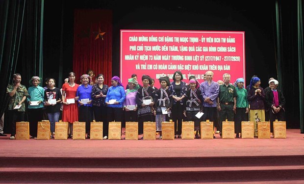 Lai Châu Dang Thi Ngoc Thinh offre des cadeaux à des familles bénéficiant des politiques sociales