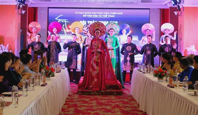 Colloque sur La capitale de l’Ao Dai du Vietnam